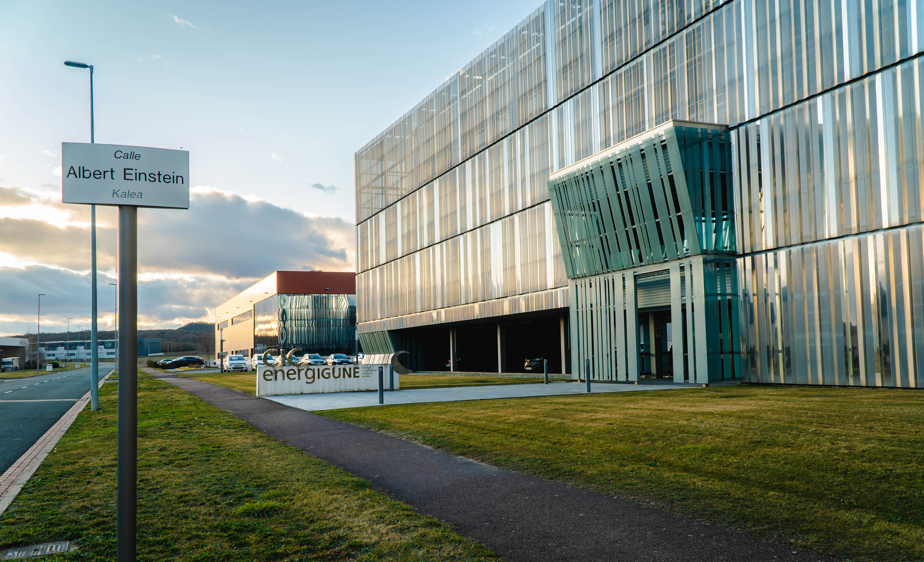 CIC energiGUNE and the University of the Basque Country UPV/EHU consolidate their position as reference in the MESC+ master, which has received more than 300 applications for the next school year