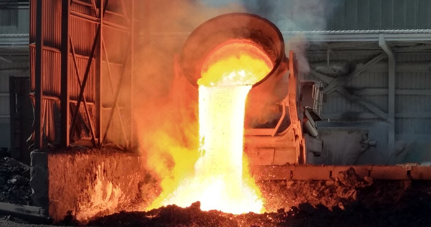 Image of intensive industrial facilities, pouring molten metal into a mold. Example of the large amount of energy generated and released during these processes.